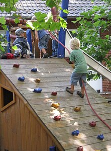 Spielende Kinder am Spielgerät